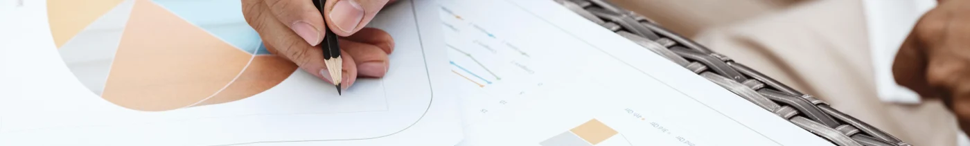 e00ba807-e5f7-4972-bfd1-75a921cb8f58-business-concept-young-business-man-woking-financial-plan-strategy-analysis.jpg